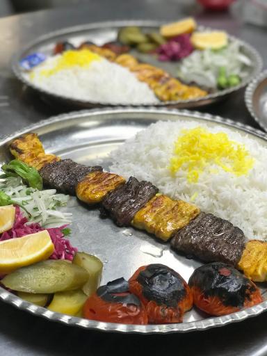 عکس رستوران و تهیه غذای ریحون