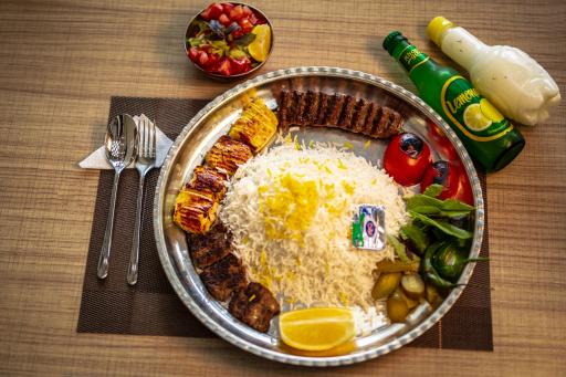 عکس رستوران و تهیه غذای ریحون