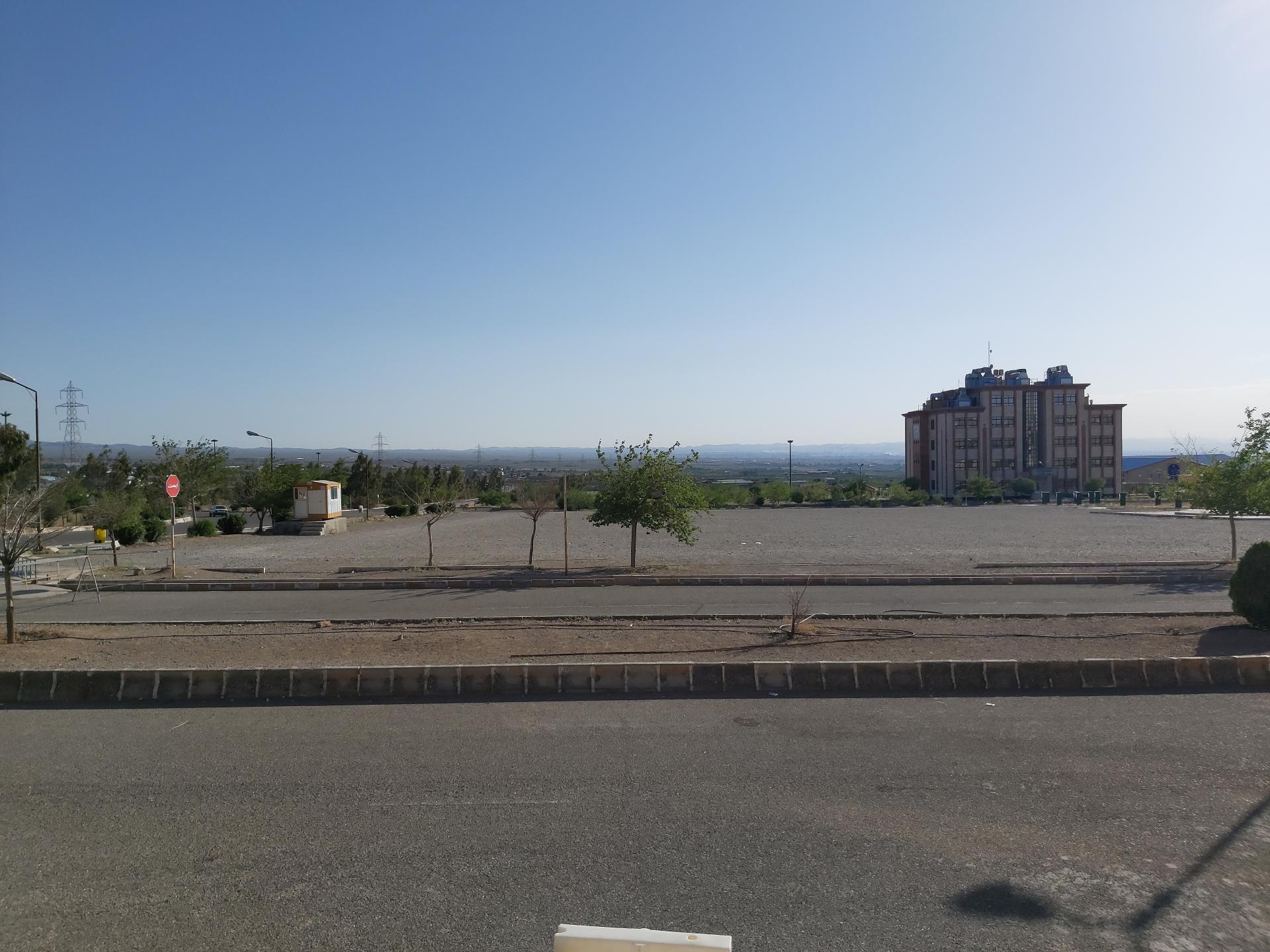 عکس پارکینگ دانشجویی دانشگاه 