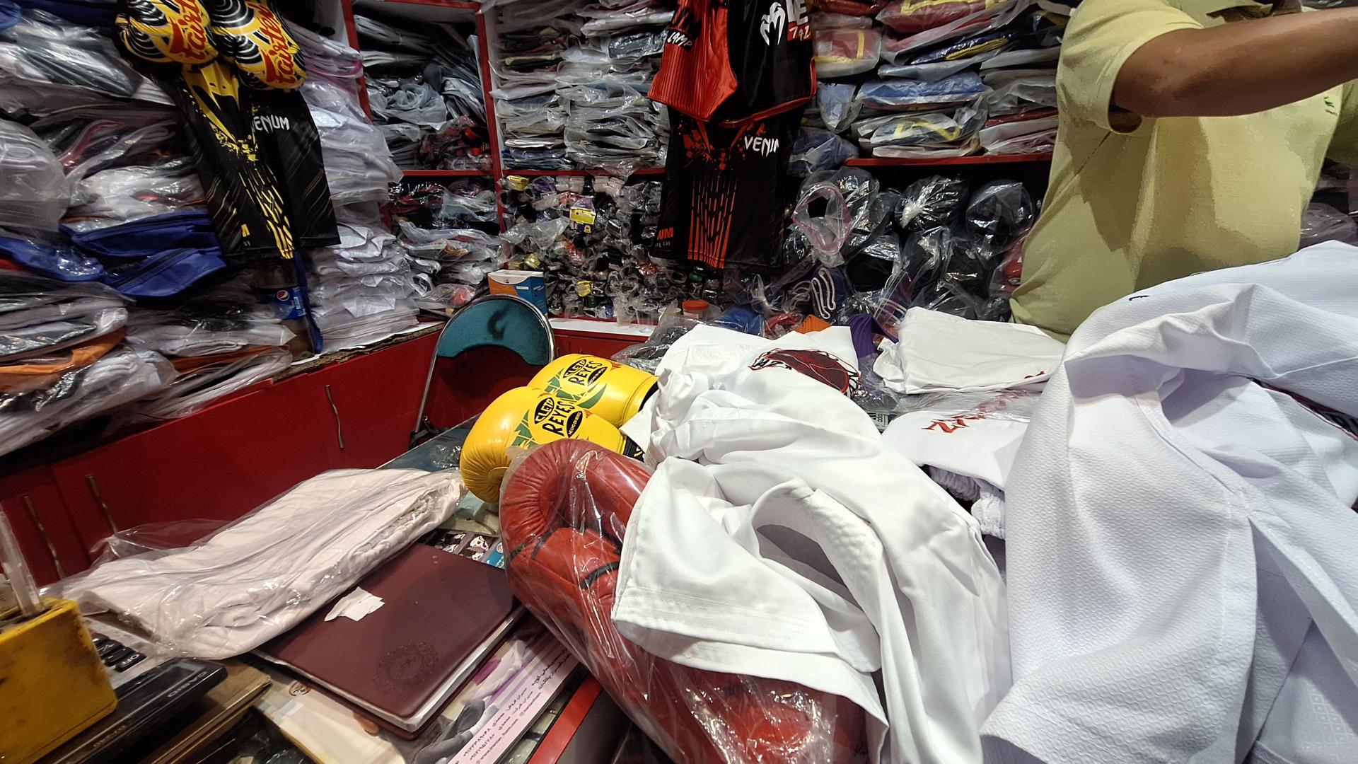 عکس فروشگاه ورزشی مبارز