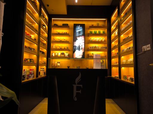 عکس دخانیات فرخزاد