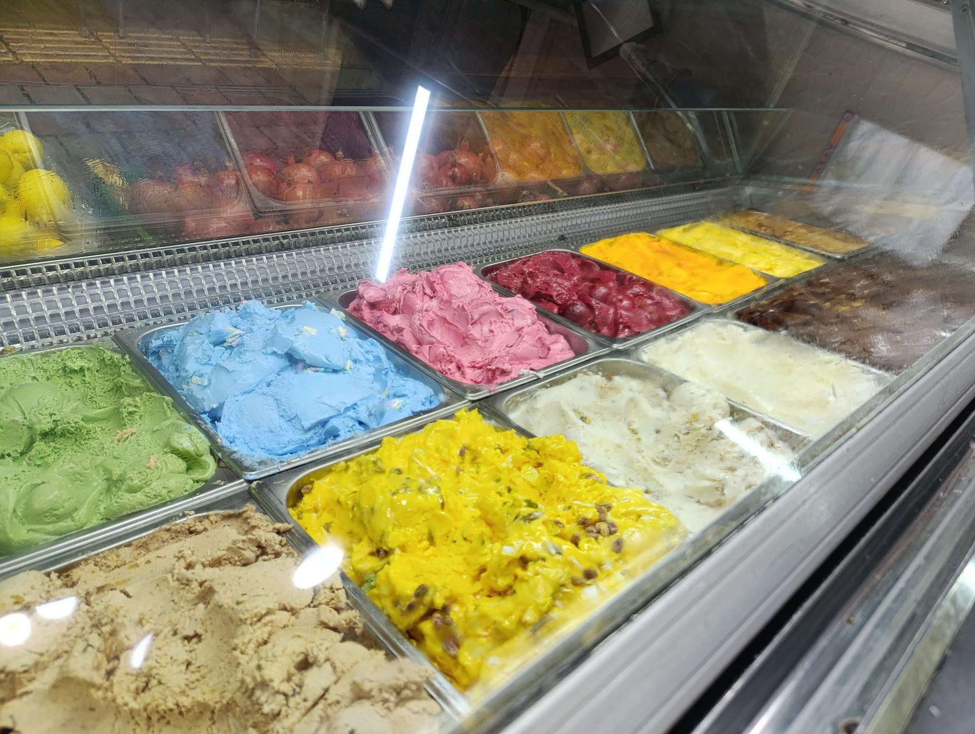 عکس بستنی فروشی حاج علی