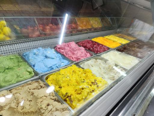 عکس بستنی فروشی حاج علی