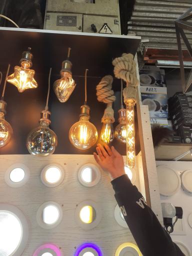 عکس الکتریکی آینور