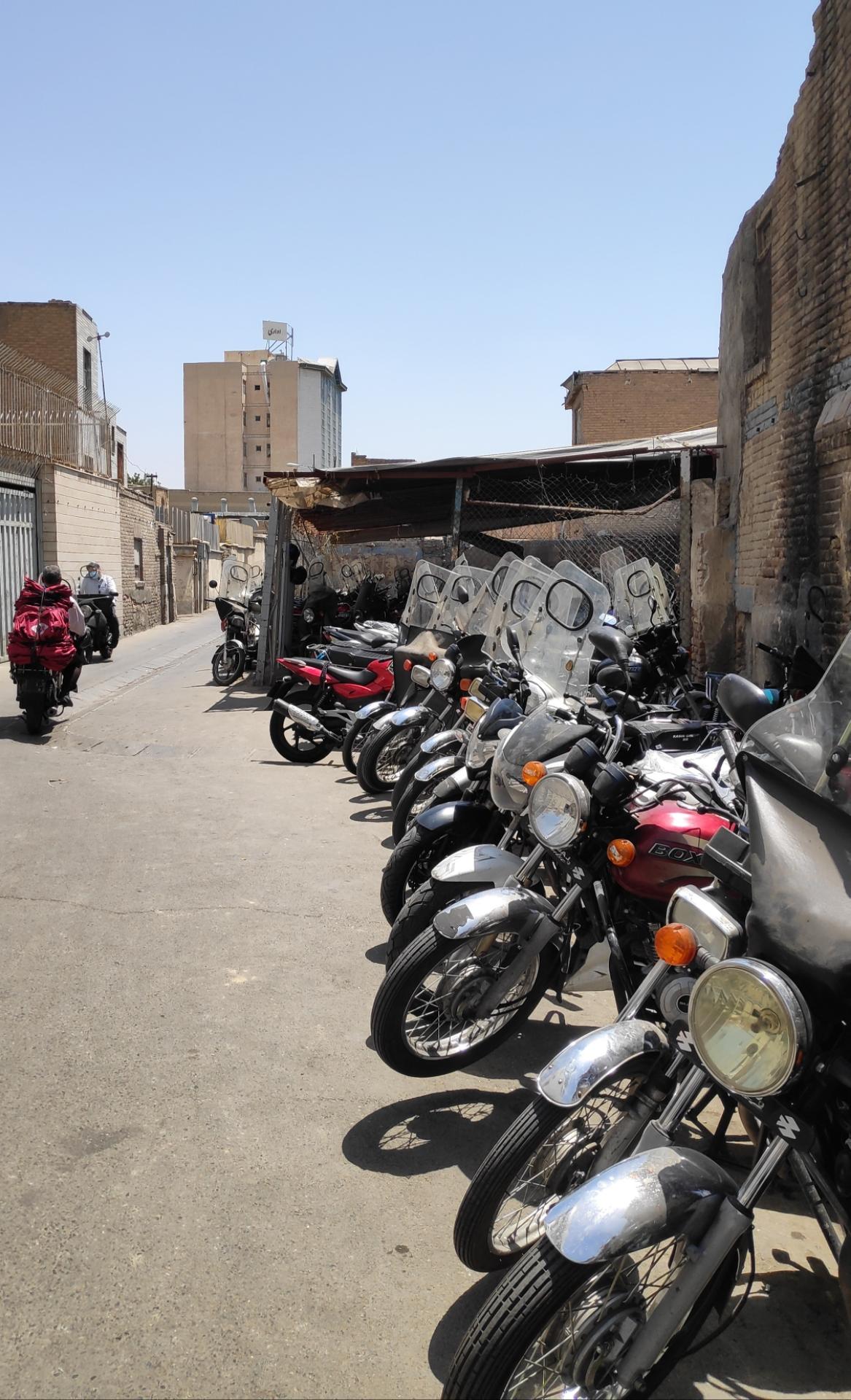 عکس پارکینگ موتورسیکلت تختی