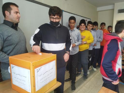 عکس دبیرستان نمونه دولتی ابوتراب (گل نراقی 3)