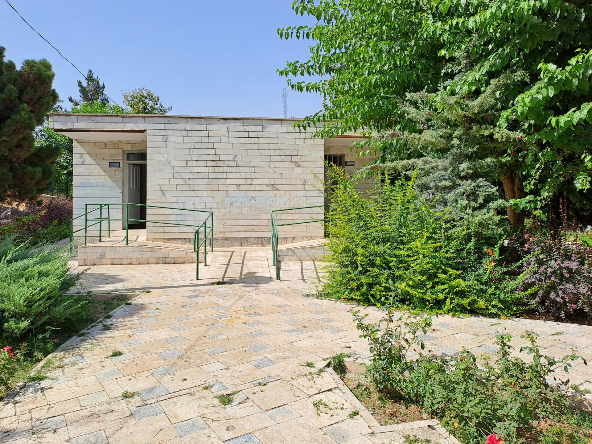 عکس سرویس بهداشتی در حال بازسازی