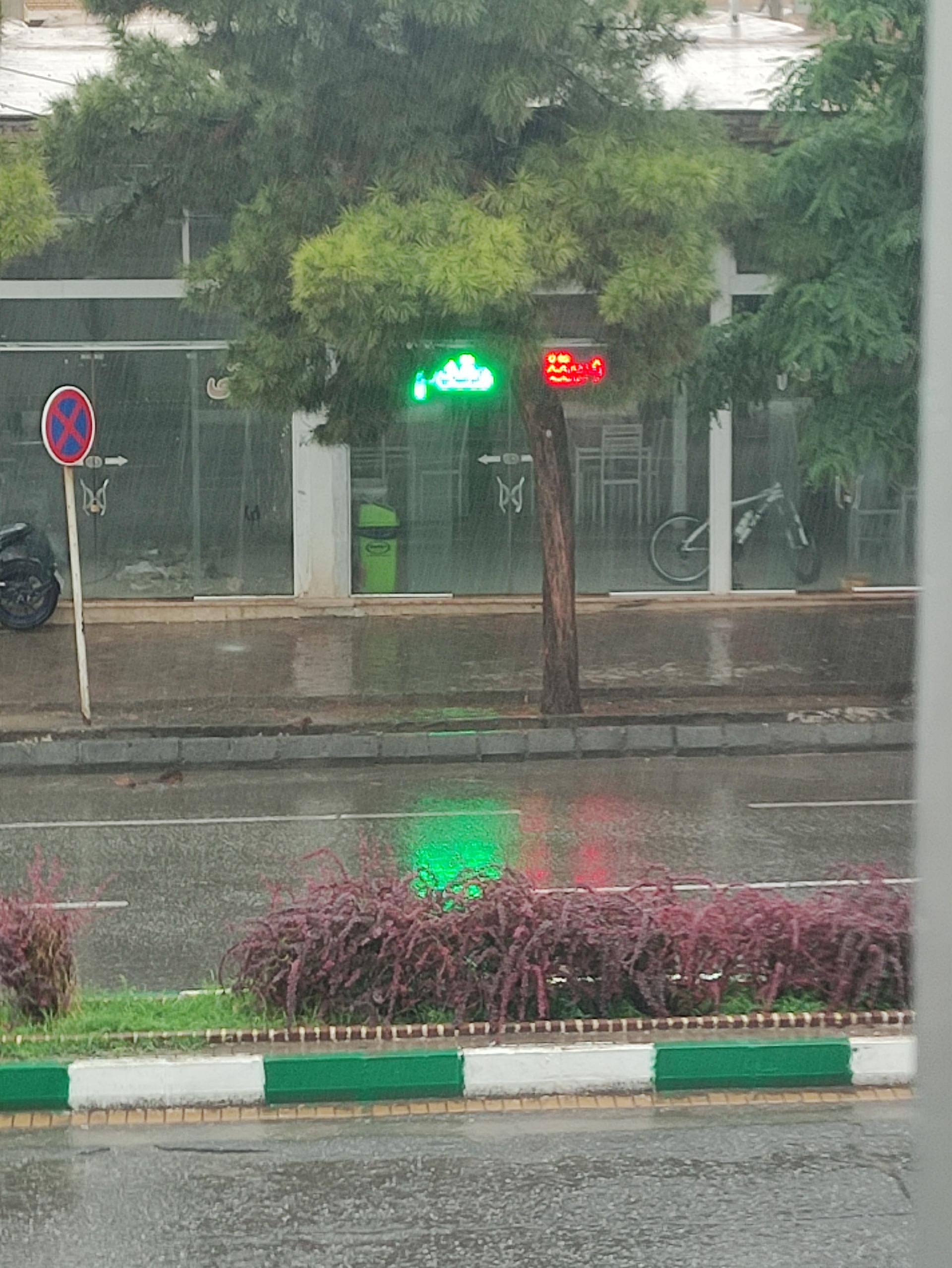 عکس بستنی فروشی مقدم 