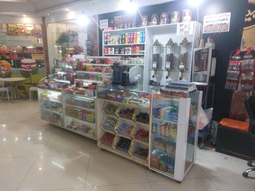 عکس شکلات و پاستیل شاینا