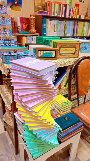 عکس کافه کتاب تاج بوک