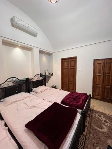 عکس هاستل تاج الملوک