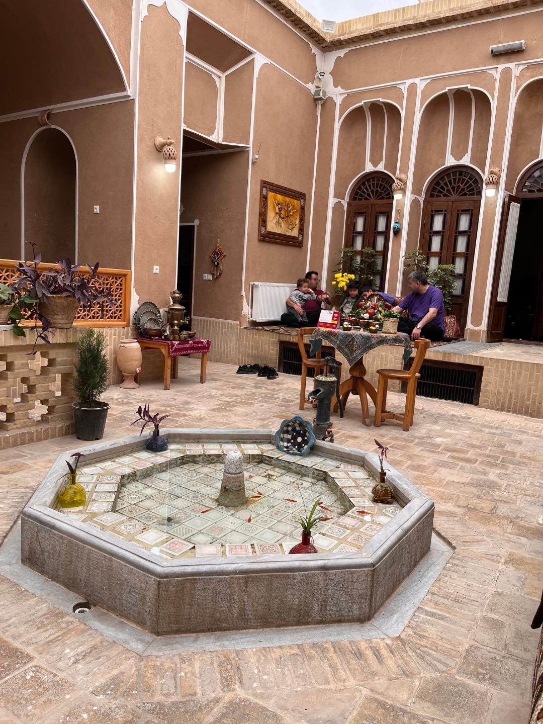 عکس هاستل تاج الملوک