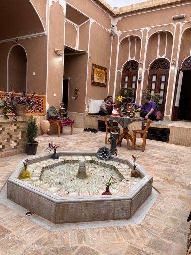 عکس هاستل تاج الملوک