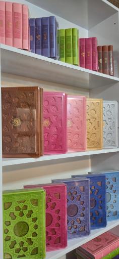 عکس پخش کتاب مقدس 