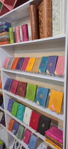 عکس پخش کتاب مقدس 