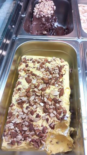 عکس مجتمع تجاری و اقامتی آراد