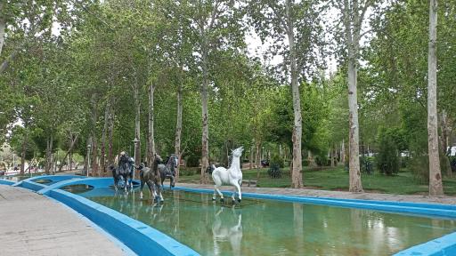 عکس حوض مجسمه اسبها