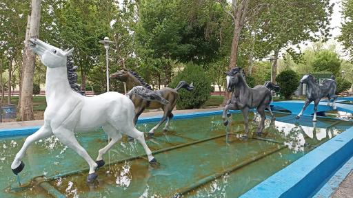 عکس حوض مجسمه اسبها