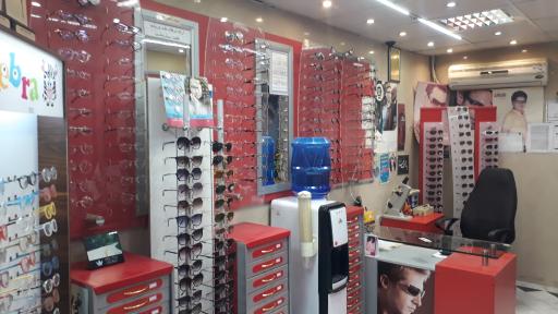 عکس بینایی سنجی و عینک بصیرت نوین