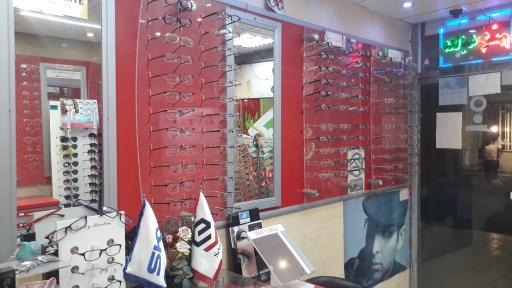 عکس بینایی سنجی و عینک بصیرت نوین