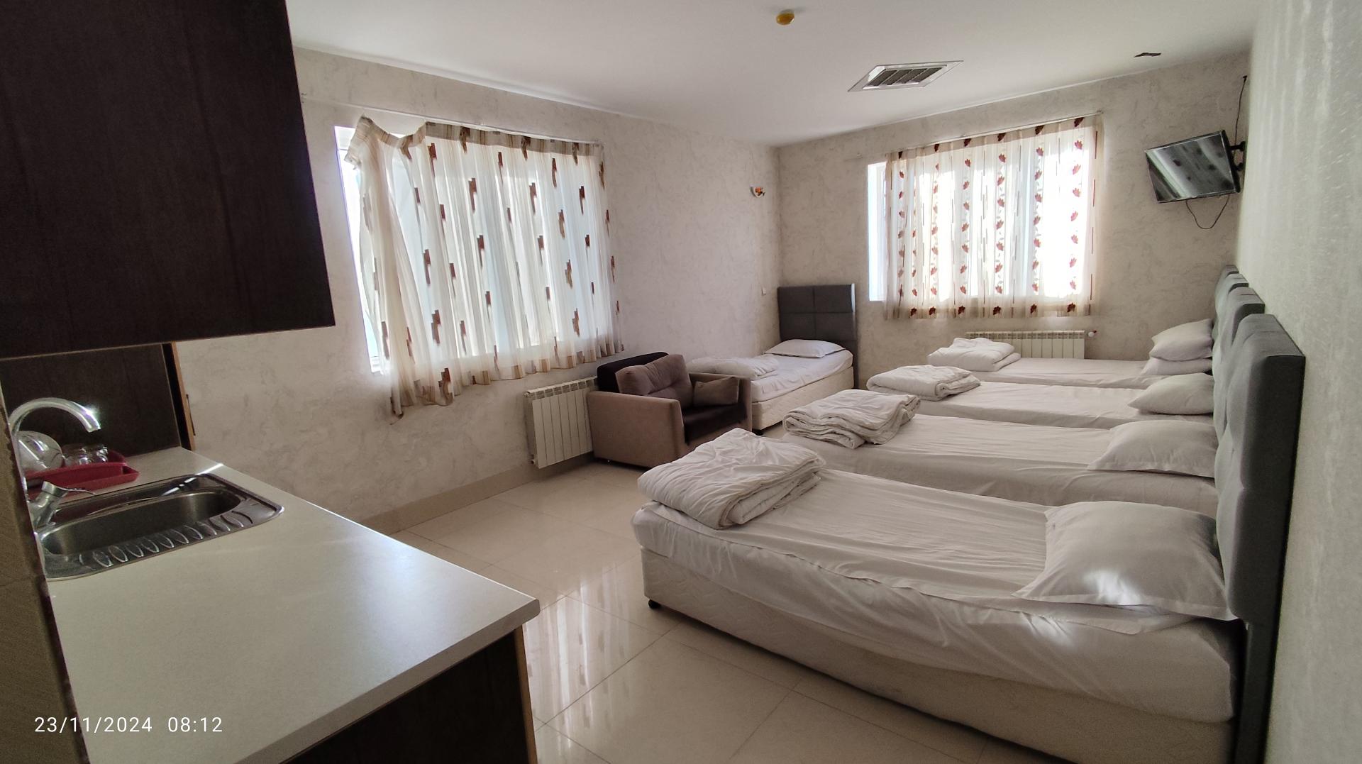 عکس مهمانسرای طلاییه