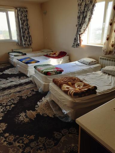 عکس مهمانسرای طلاییه