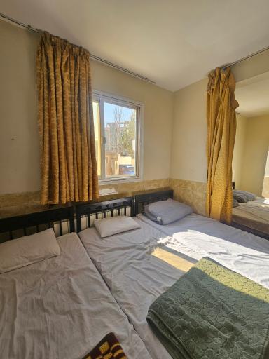 عکس مهمانپذير قائم