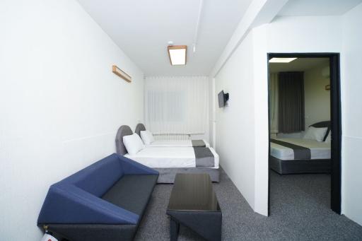 مهمانپذير قائم