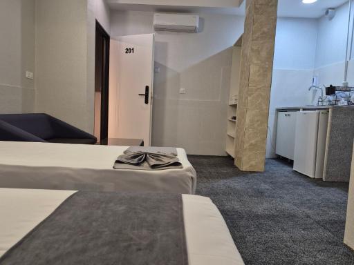 عکس مهمانپذير قائم