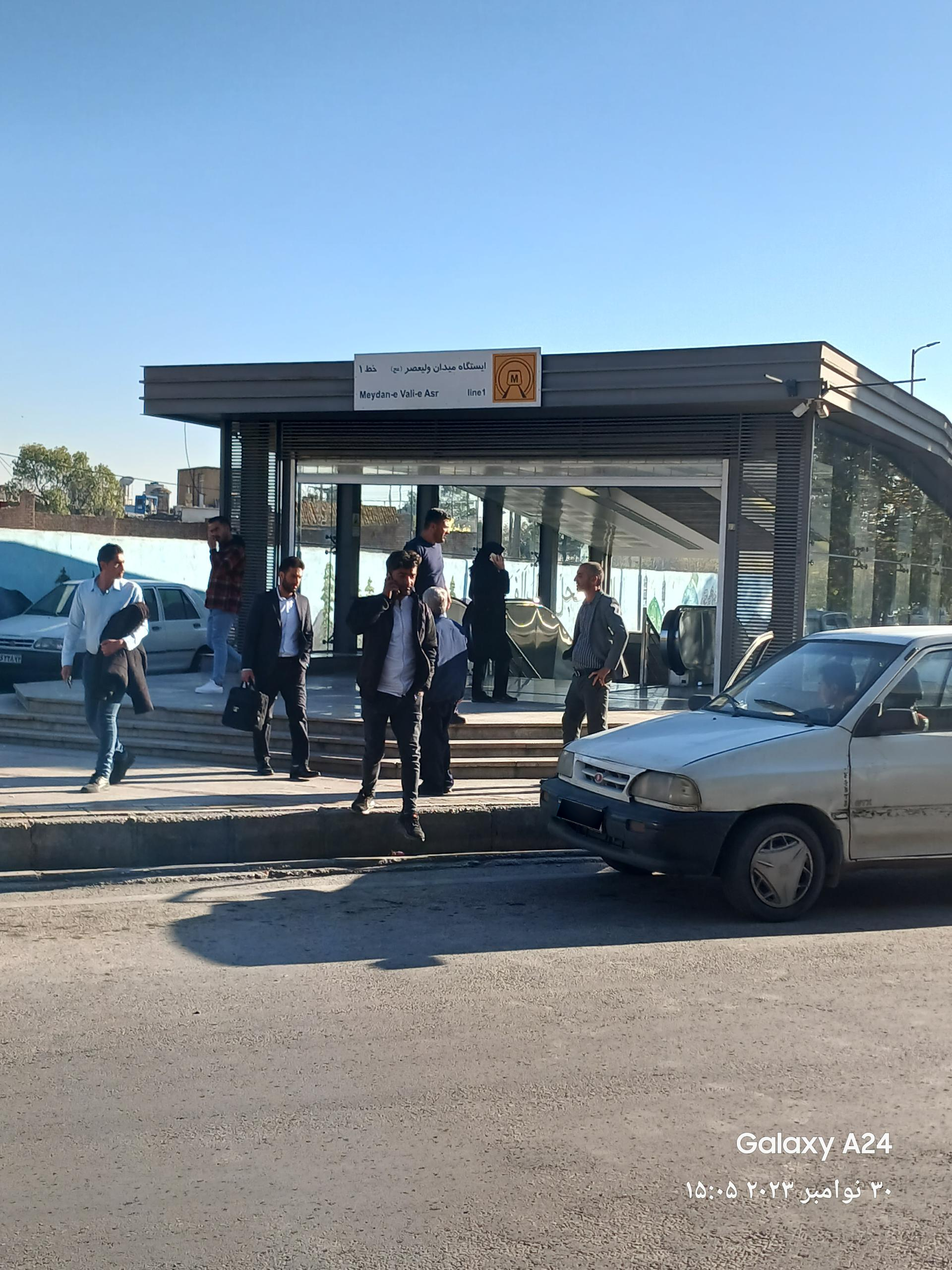 عکس ایستگاه مترو ولیعصر ورودی شرقی