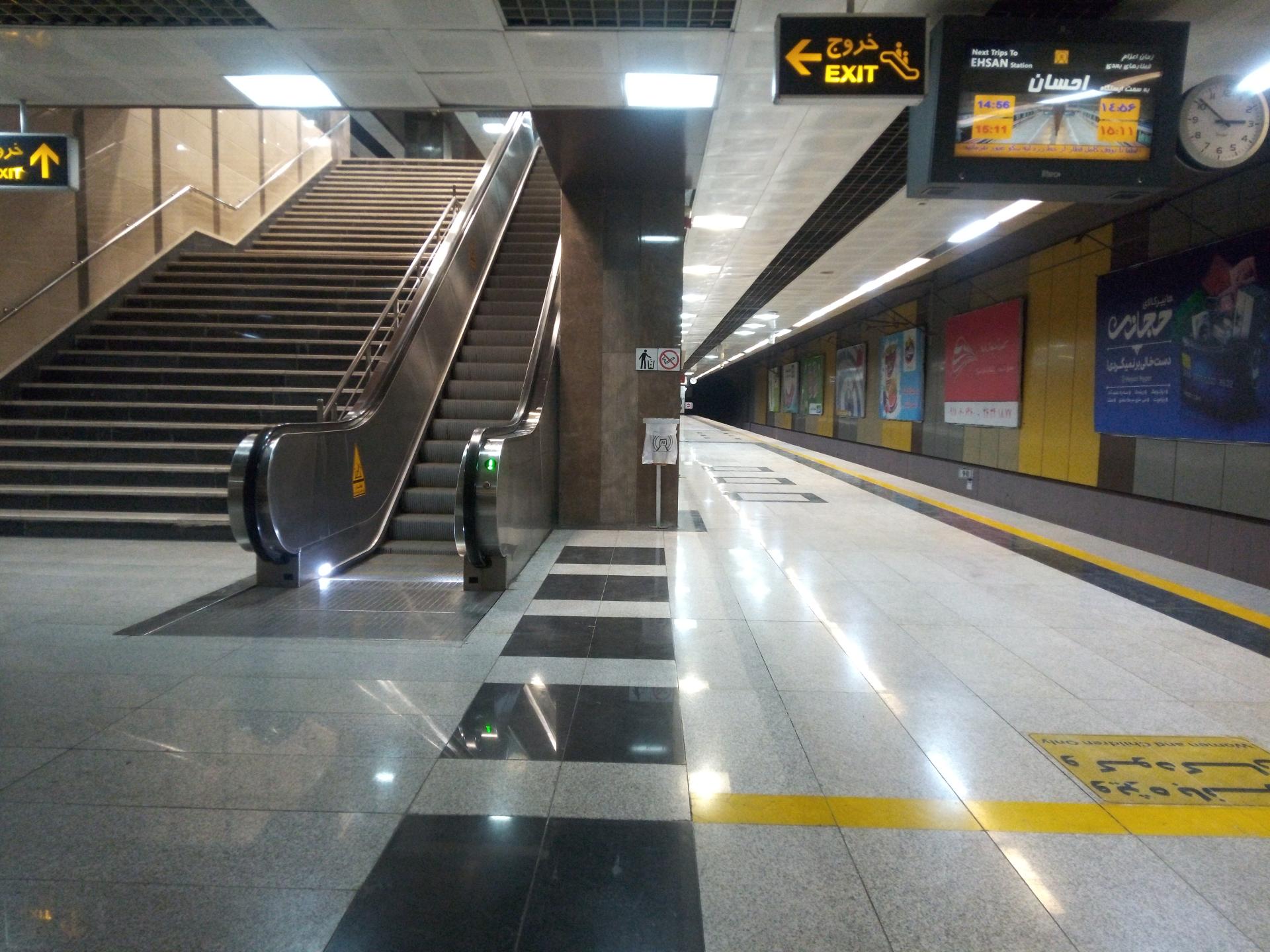 عکس ایستگاه مترو ولیعصر ورودی شرقی