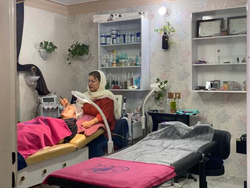 کلینیک تخصصی وزیبایی پوست و مو آرایه 