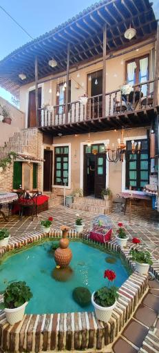 عکس عمارت تقوی کافه هور