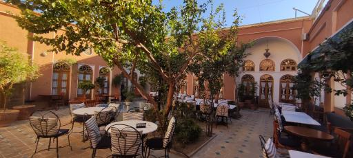 رستوران موسیو آراکل