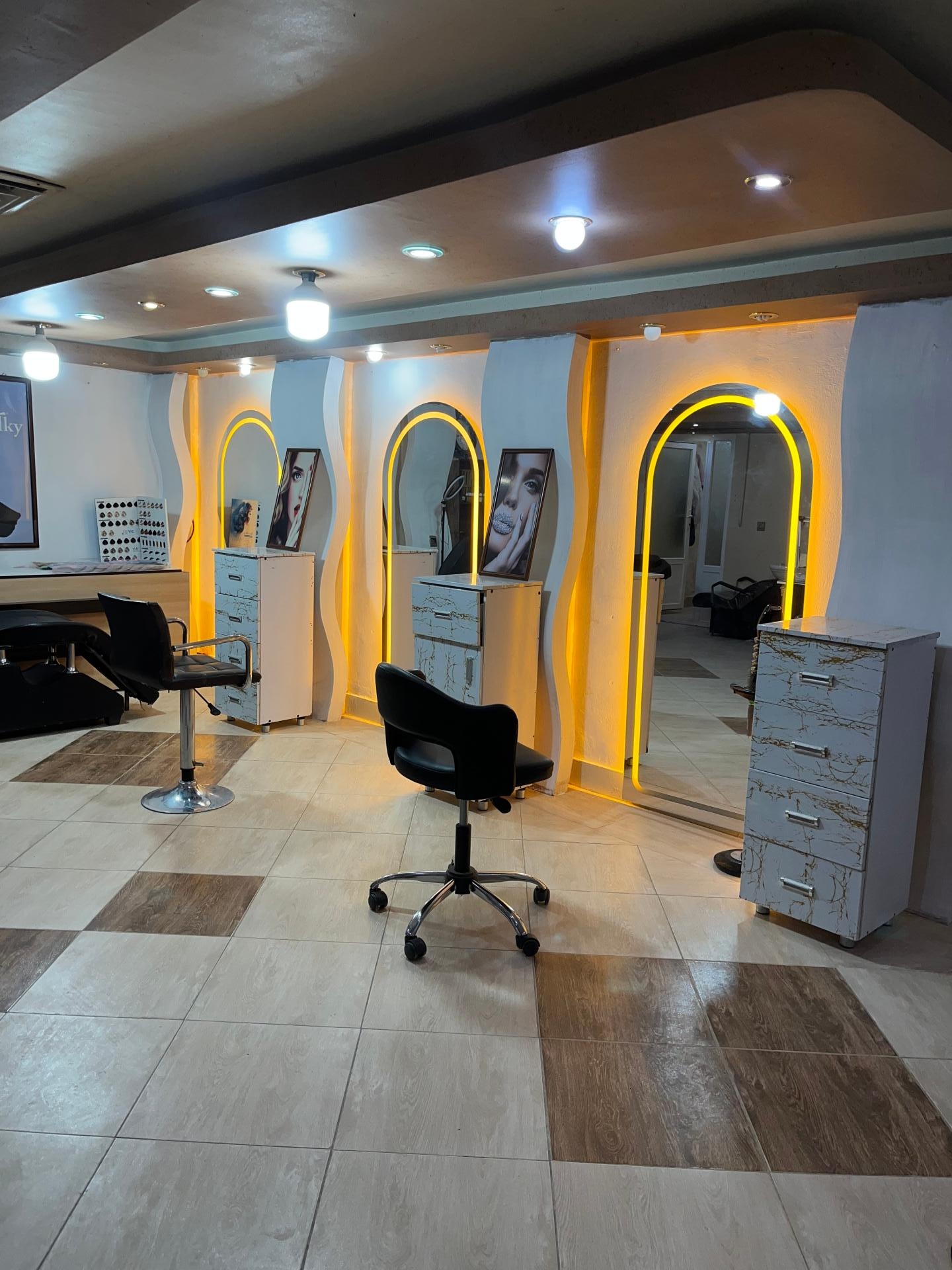 عکس سالن زیبایی شادرخ
