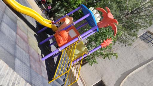 عکس فضای سبز با وسایل بازی کودک