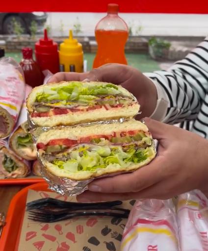 عکس ساندویچ هایدا شعبه میدان انقلاب