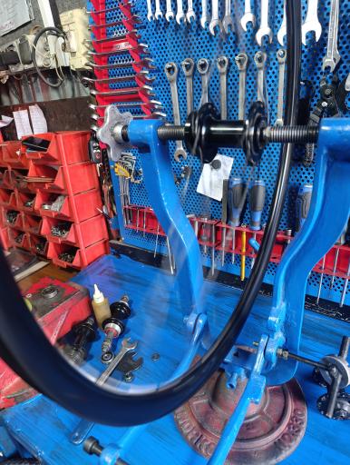 عکس تعميرات دوچرخه اميد 