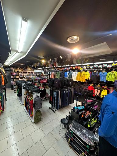 عکس فروشگاه ورزشی رویال