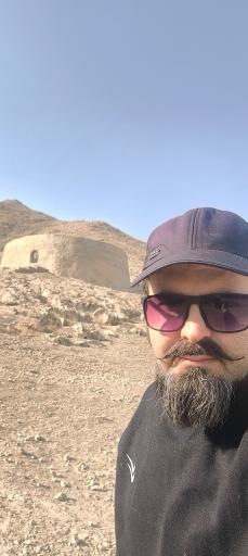 عکس آتشکده تاریخی به سمت کوه راگا