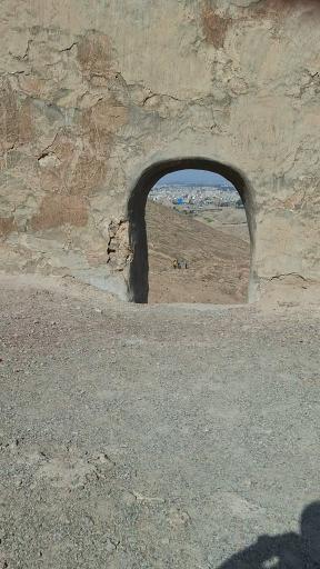 عکس آتشکده تاریخی به سمت کوه راگا