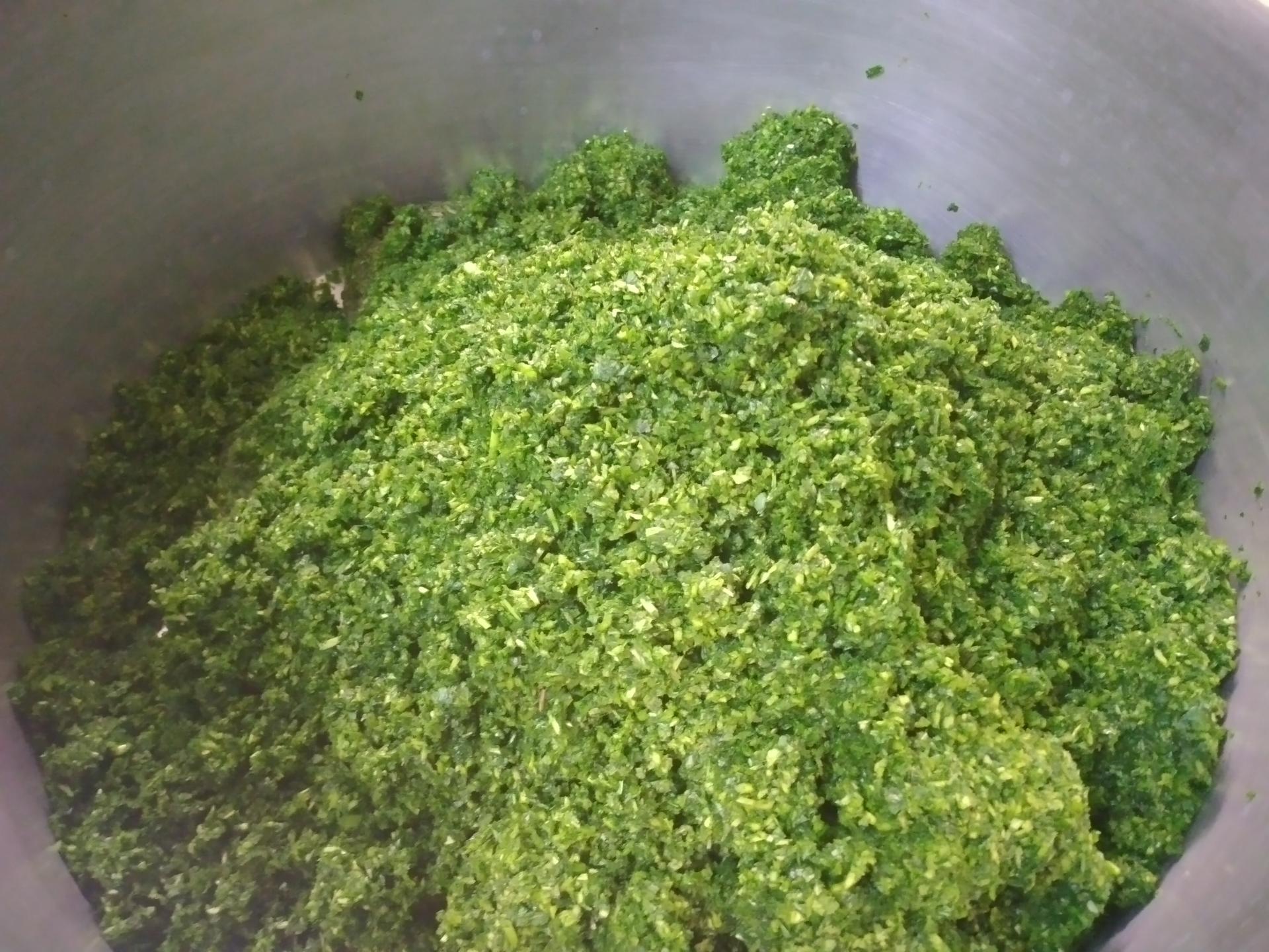 عکس سبزی خرد کنی مادر