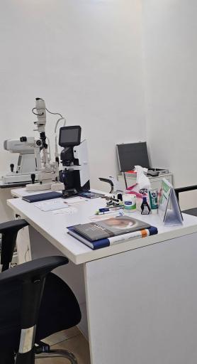 عکس مرکز اپتومتری و عینک وینا
