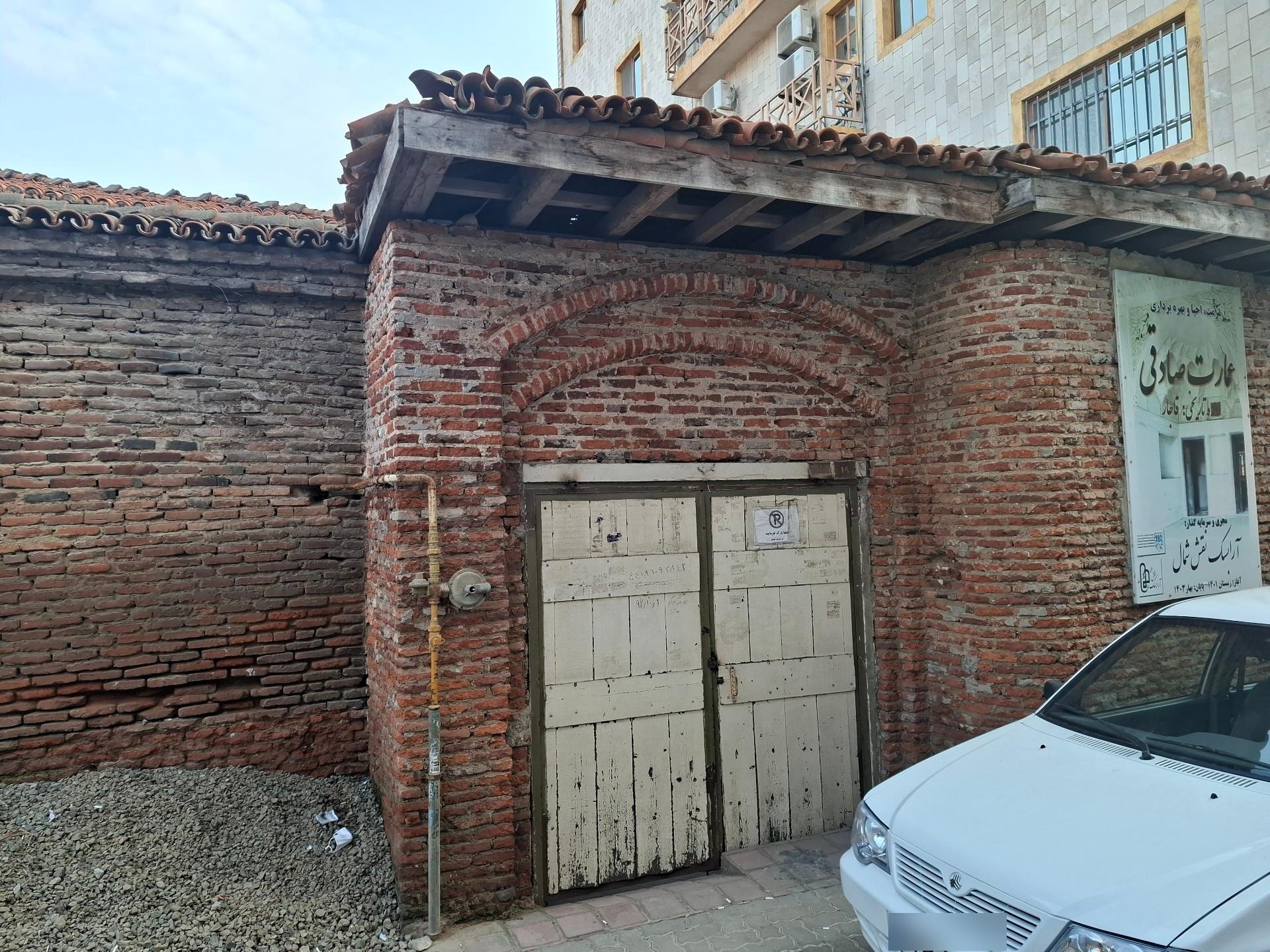 عکس عمارت تاریخی صادقی