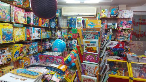 عکس فروشگاه با فرزندان