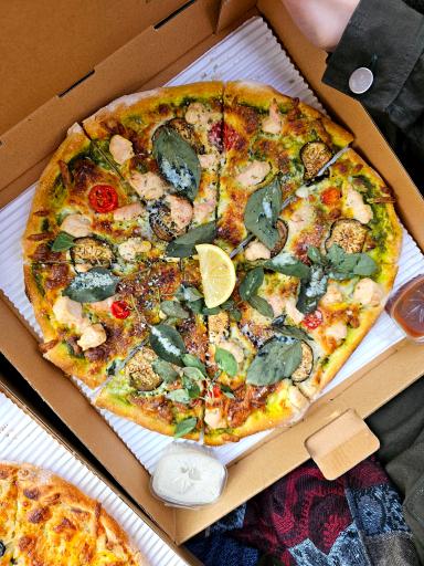 عکس پیتزا ماه کامل full moon pizza