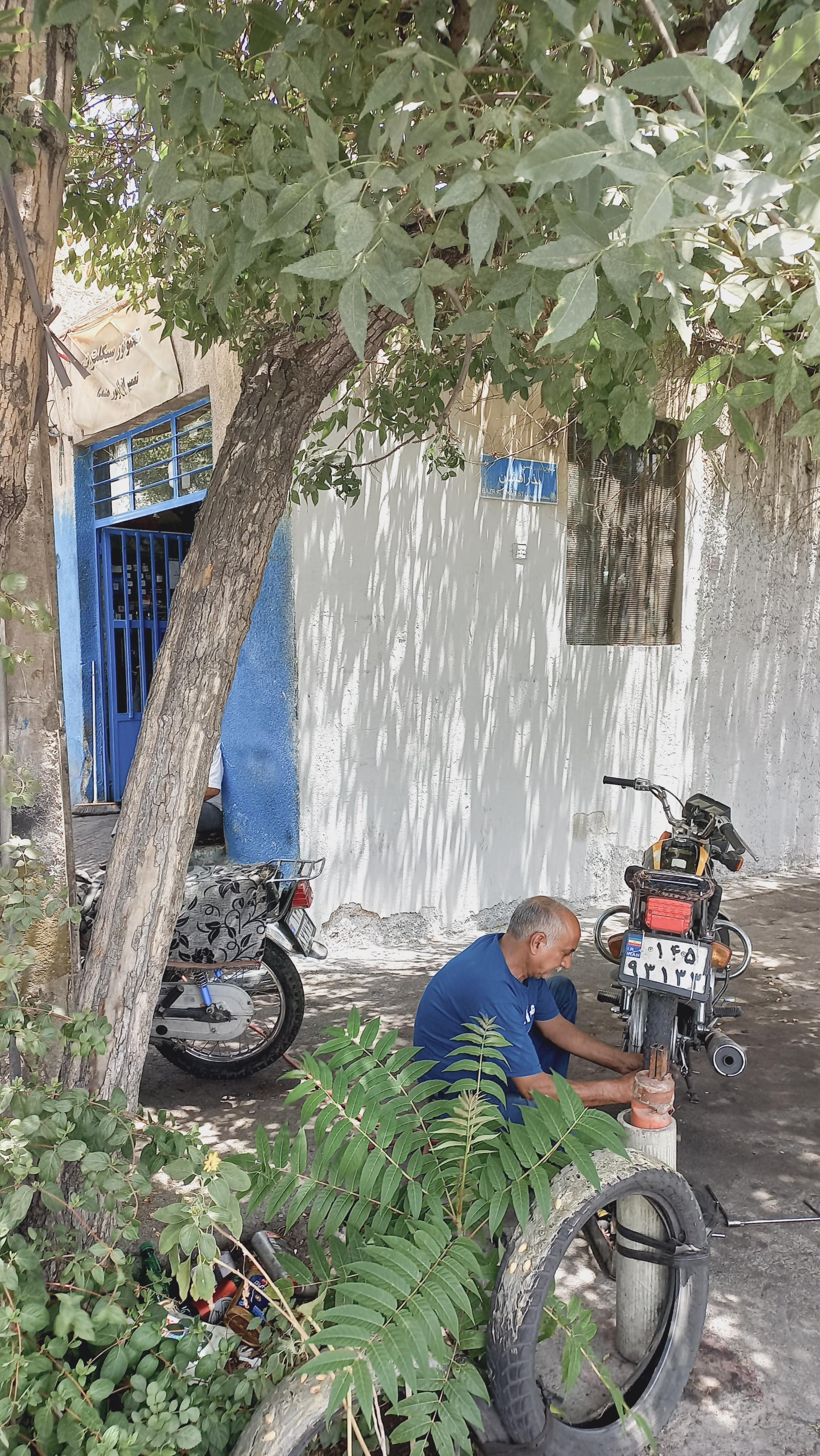 عکس پنچرگیری و تعمیرگاه موتور