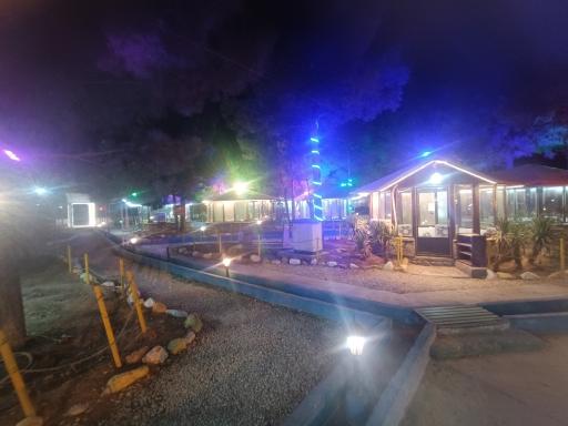 عکس باغ رستوران آب و تاب