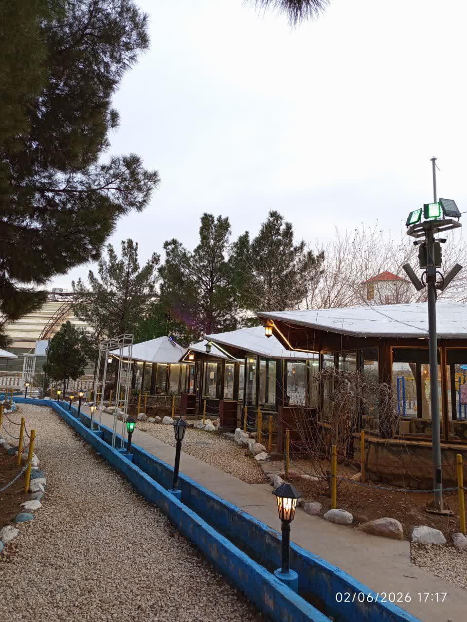 عکس باغ رستوران آب و تاب