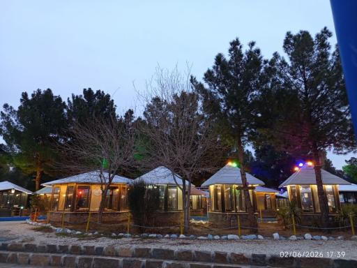 عکس باغ رستوران آب و تاب